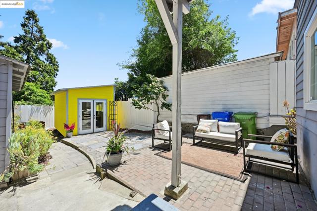 3316 Coolidge Ave, Oakland CA: https://media.crmls.org/mediaz/f1ecbe57-9bf8-4204-a125-fcb79aa957c1.jpg