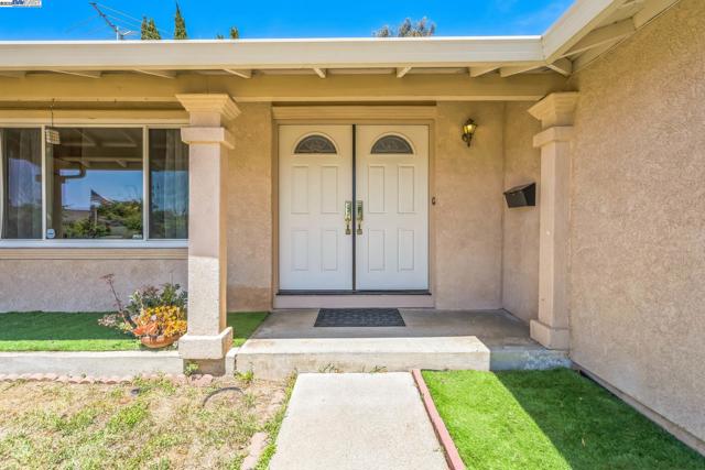1849 Sherman Dr, Union City CA: https://media.crmls.org/mediaz/f1ece55c-9b4a-4558-a12f-68b504f642ab.jpg