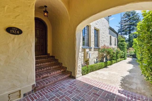 2307 Easton Drive, Burlingame CA: https://media.crmls.org/mediaz/f1ef5781-49e6-4e3a-babf-a44fb8cb0171.jpg