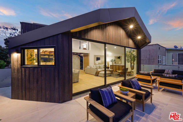 2530 Beverley Avenue, Santa Monica CA: https://media.crmls.org/mediaz/f1f00604-86e7-4212-9821-d51433a83701.jpg
