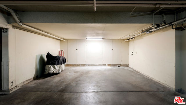 1425 Stanford Street, Santa Monica CA: https://media.crmls.org/mediaz/f1f083d4-38fb-4250-a249-6d3c385bdf97.jpg