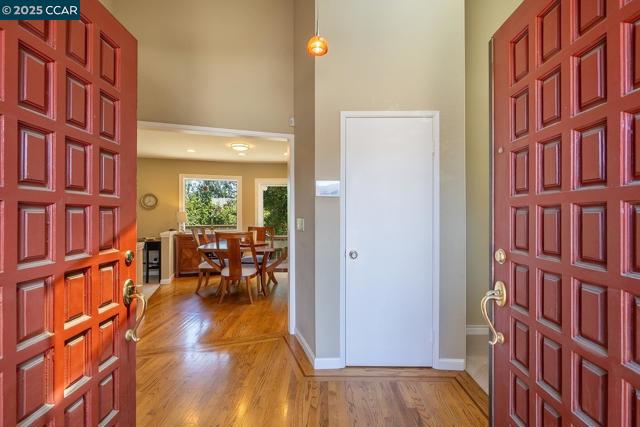 6082 Slopeview Ct, Castro Valley CA: https://media.crmls.org/mediaz/f1f0eba8-b614-4102-9269-50e5a35a18cd.jpg