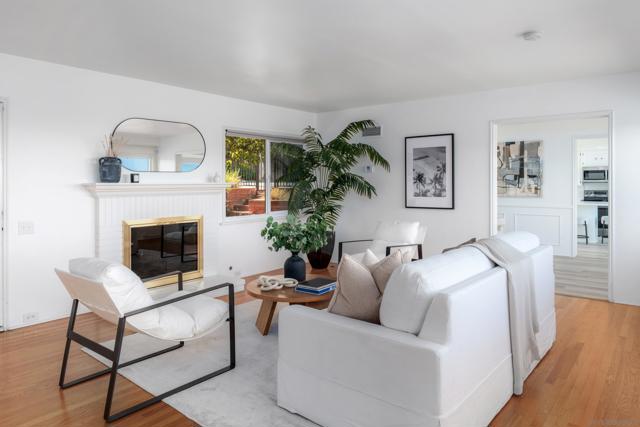 7850 Roseland Dr, La Jolla CA: https://media.crmls.org/mediaz/f1f186e2-9a72-4964-a3ec-f224e9afbba1.jpg