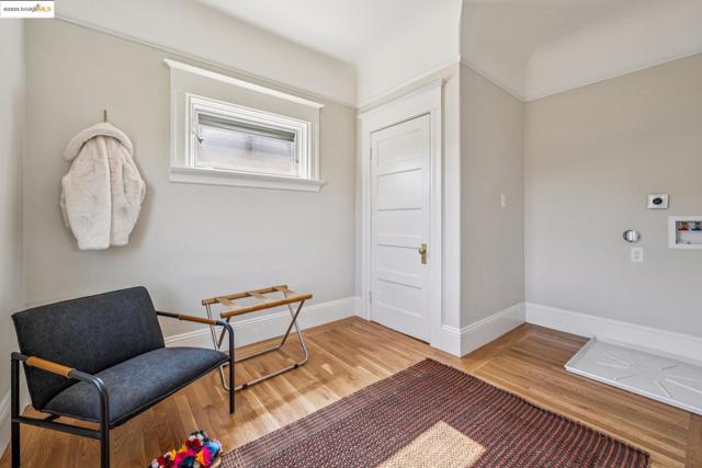 478 43rd St, Oakland CA: https://media.crmls.org/mediaz/f1f1edaf-6327-4776-b570-6e9ee45a45ee.jpg