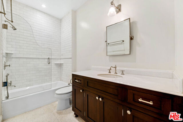 9233 1/2 Doheny Road, West Hollywood CA: https://media.crmls.org/mediaz/f1f24b47-ca4f-464f-897c-19966aa1d552.jpg