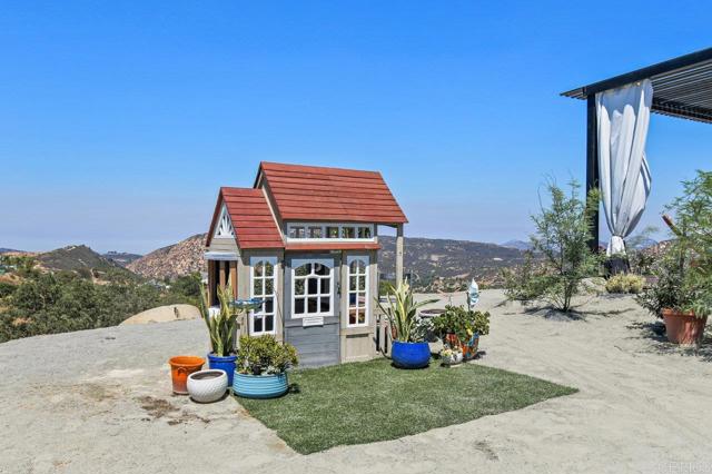 573 Lilac Ranch Rd, Alpine CA: https://media.crmls.org/mediaz/f1f337b3-3983-498b-8f21-32e1cacd2064.jpg