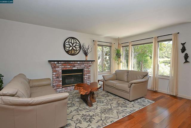 594 Morning Glory Dr, Benicia CA: https://media.crmls.org/mediaz/f1f3c809-154b-4ef0-ae8c-1de9a7c85ea5.jpg