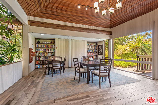 7211 Raintree Circle, Culver City CA: https://media.crmls.org/mediaz/f1f424c4-3fb5-423a-a6a5-ccb6acb0e3e2.jpg