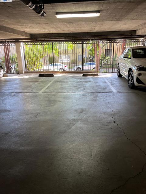 3751 Harrison St, Oakland CA: https://media.crmls.org/mediaz/f1f45498-9438-4b52-b1fe-c70b7b012a03.jpg