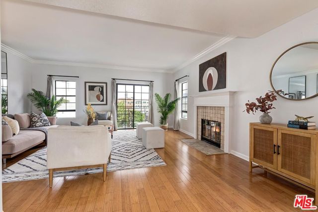 11827 Goshen Avenue, Los Angeles CA: https://media.crmls.org/mediaz/f1f72ffb-1091-40bb-b418-1ccaf06a4045.jpg