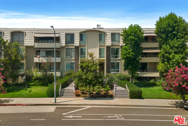 5215 Balboa Boulevard, Encino CA: https://media.crmls.org/mediaz/f1f75b9f-2b0f-4609-99aa-66dd3fd9fdff.jpg