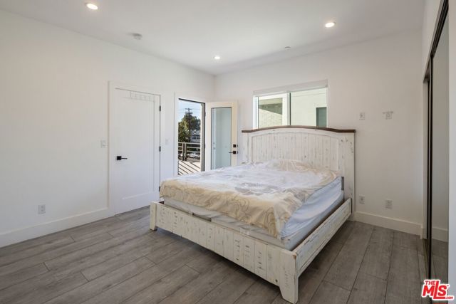 13822 Oxnard Street photo 22