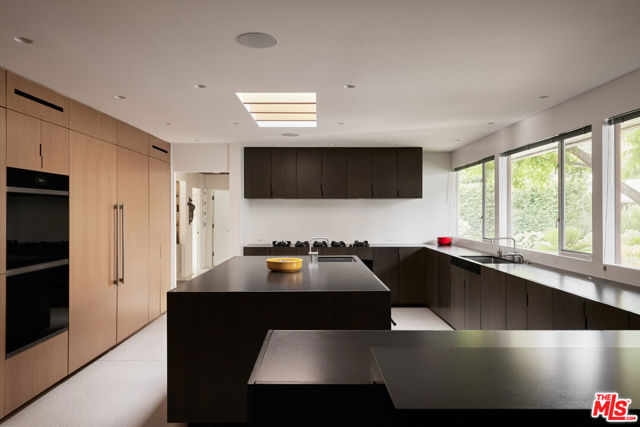 3970 Archdale Road, Encino CA: https://media.crmls.org/mediaz/f1f97eaf-bd36-40e2-9c26-7a6efa3cf730.jpg