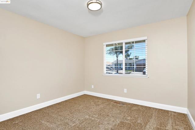 2086 Oakridge Ln, Pittsburg CA: https://media.crmls.org/mediaz/f1f9a5aa-46b3-4b1b-896a-30d95c9ce860.jpg