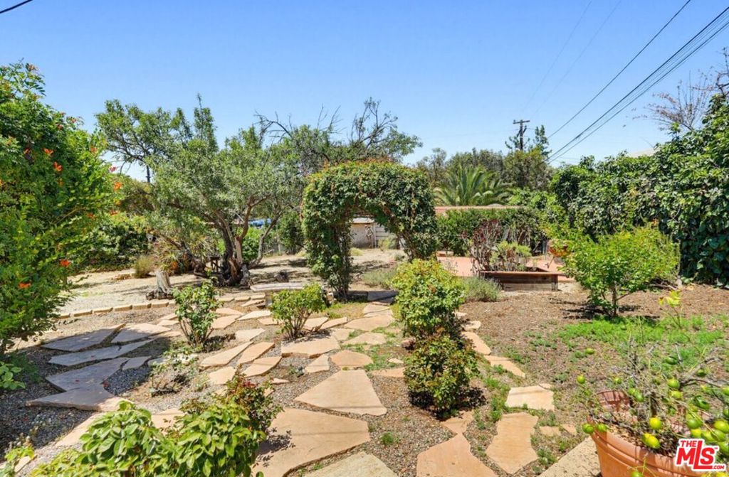 https://media.crmls.org/mediaz/f1f9bd4a-f170-4ac1-9a74-ffd3beb90187.jpg?preset=X-Large
