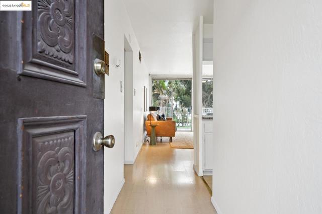 1425 Lakeside DR, Oakland CA: https://media.crmls.org/mediaz/f1facbe9-fed8-49d2-b54b-fe5d45563fe4.jpg