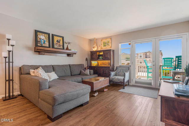 2120 Ocean Drive, Oxnard CA: https://media.crmls.org/mediaz/f1fb44c5-2c6e-4a16-a6d3-c052fa3c2d1c.jpg