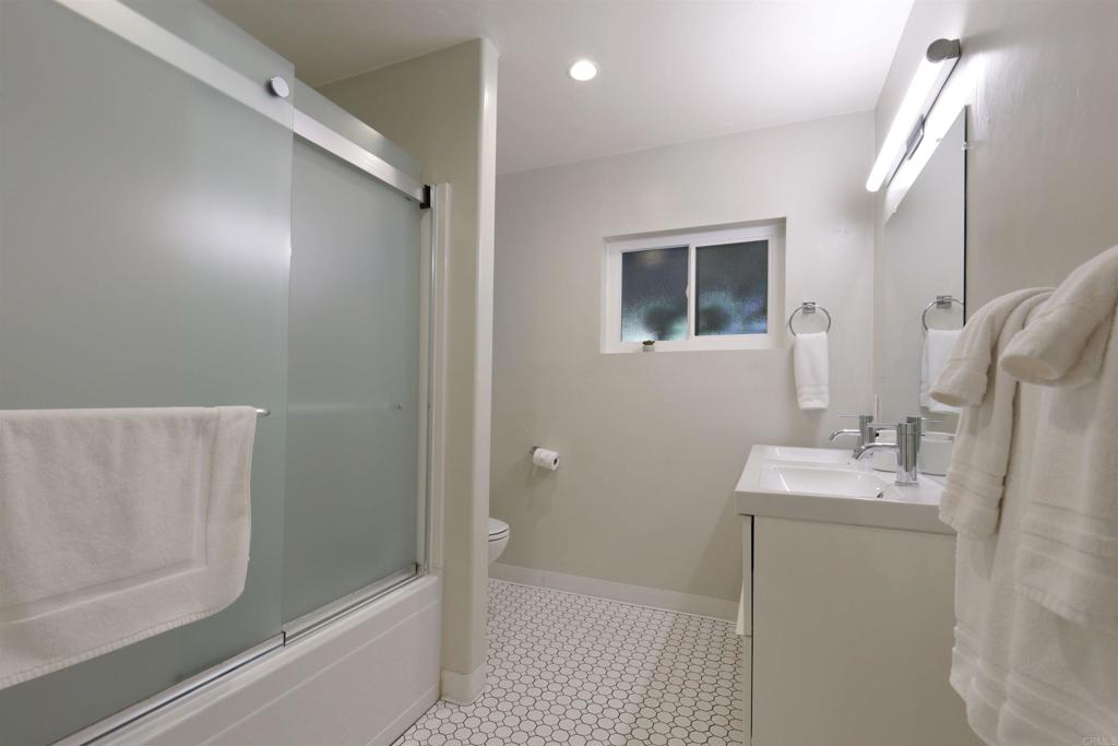 https://media.crmls.org/mediaz/f1fb9906-d387-4d97-b629-b0ee96a64261.jpg?preset=X-Large