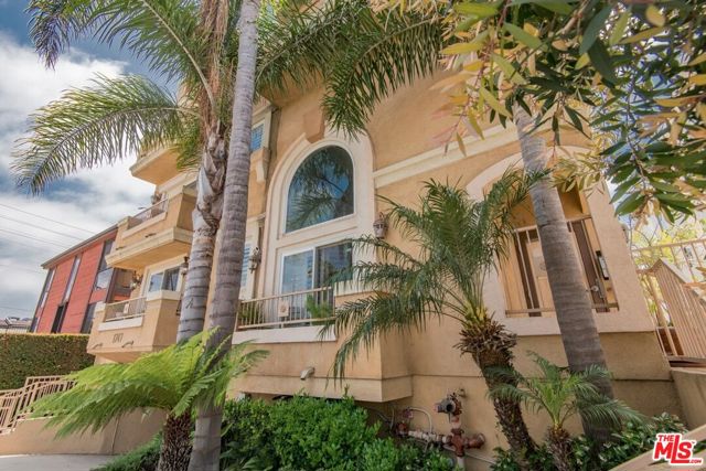 1747 S Barrington Avenue, Los Angeles CA: https://media.crmls.org/mediaz/f1fbb5ed-6606-47e6-817c-0e5918e82996.jpg
