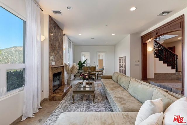 10827 Pacific View Drive, Malibu CA: https://media.crmls.org/mediaz/f1fc5352-11de-45b5-965c-8c501fea25ce.jpg