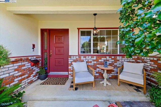 5720 San Juan Way, Pleasanton CA: https://media.crmls.org/mediaz/f1fc5551-681c-4ab3-8ab9-796774999a8e.jpg