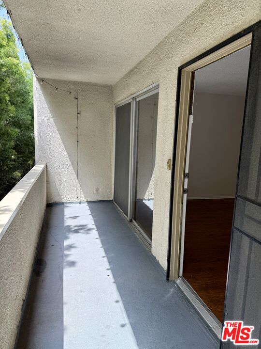 1138 11th Street, Santa Monica CA: https://media.crmls.org/mediaz/f1fd5a1a-172b-43be-afd4-aa6dc77c6a3f.jpg