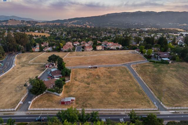 4558 Bernal Ave, Pleasanton CA: https://media.crmls.org/mediaz/f1fdf872-3121-426a-8432-f6b7f93edc62.jpg