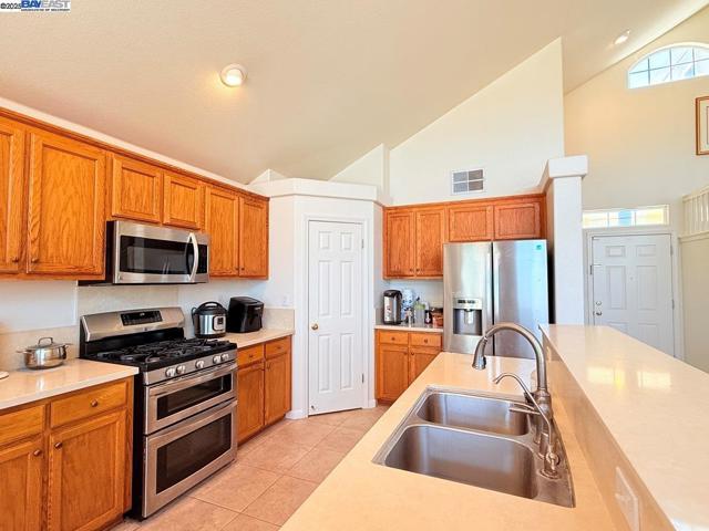 1322 Emerson Dr, Pittsburg CA: https://media.crmls.org/mediaz/f200231a-28dc-43b8-a6c9-2dd8c3f0ac91.jpg