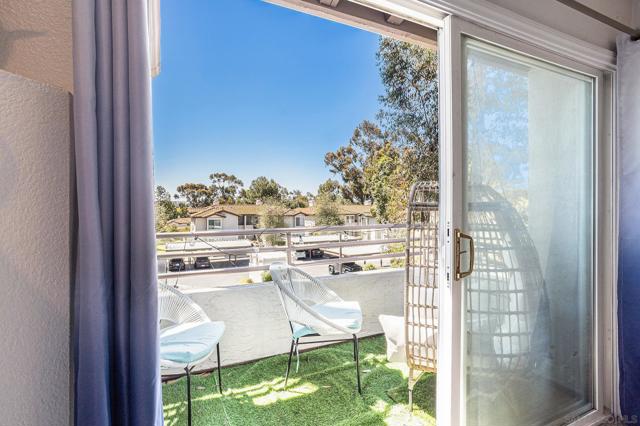 4887 Bella Pacific Row, San Diego CA: https://media.crmls.org/mediaz/f200be42-32a7-4d05-bd4b-3cf6f927635b.jpg
