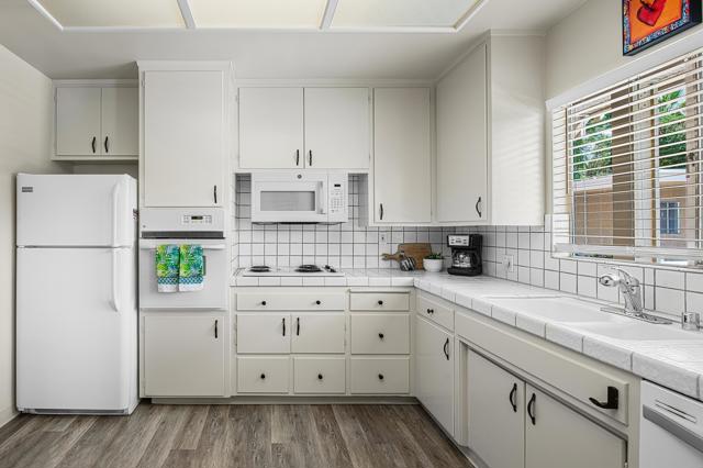 290 S San Jacinto Drive, Palm Springs CA: https://media.crmls.org/mediaz/f201ebed-7240-47bc-98fb-09a73f38b51e.jpg