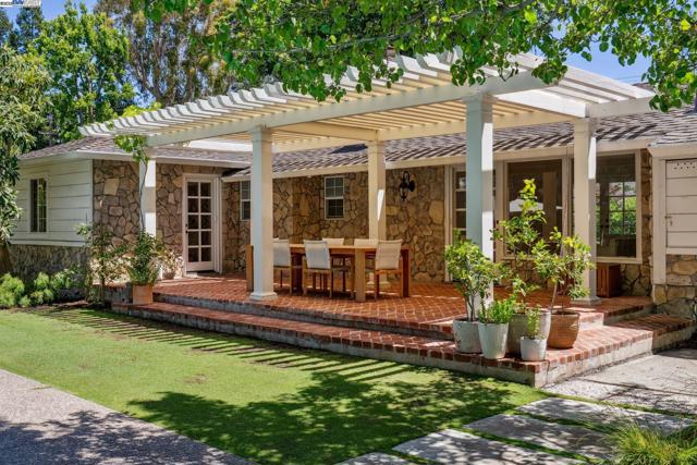 55 Cora Ct, Walnut Creek CA: https://media.crmls.org/mediaz/f2031502-1ed2-4d8b-ab71-3636d291fdf1.jpg