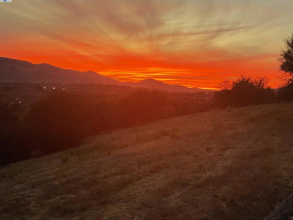 https://media.crmls.org/mediaz/f204afeb-219a-4c2f-bee9-dde3e81a0a42.jpg?preset=X-Large