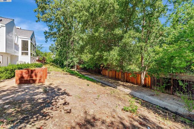 2394 Ironwood Pl, Alamo CA: https://media.crmls.org/mediaz/f204bdbb-e158-4b35-b8bb-dfffd2f3c88c.jpg
