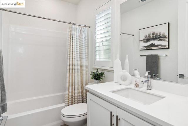 2712 Via Vicenza, San Ramon CA: https://media.crmls.org/mediaz/f204c6a6-d942-47db-9cc5-53b773a6336b.jpg
