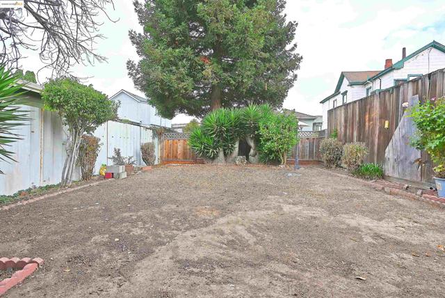 672 33Rd St, Oakland CA: https://media.crmls.org/mediaz/f205d214-f400-4cc7-b8b7-70ba83ff4166.jpg