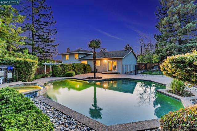 321 Chardonnay Cir, Clayton CA: https://media.crmls.org/mediaz/f206a756-fbaf-411b-bdcb-08f40947cc05.jpg