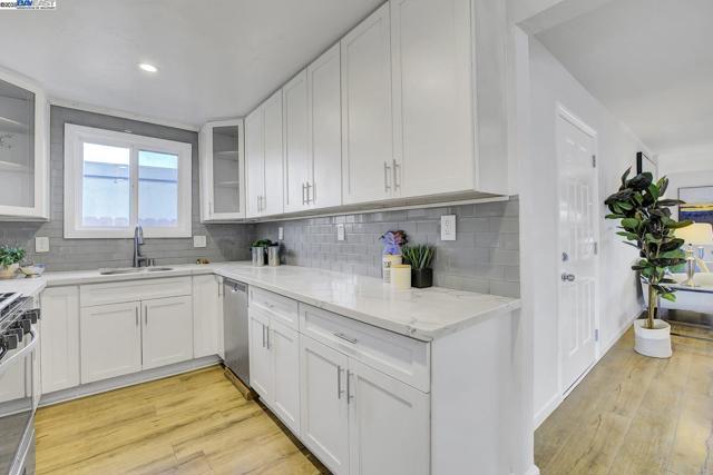 215 Isleton Ave, Oakland CA: https://media.crmls.org/mediaz/f206f283-fced-4914-b2aa-dde125e215ad.jpg
