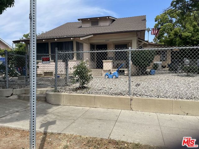 2623 W 30th Street, Los Angeles CA: https://media.crmls.org/mediaz/f2086977-dfe9-4322-aebf-17f0440eebe1.jpg