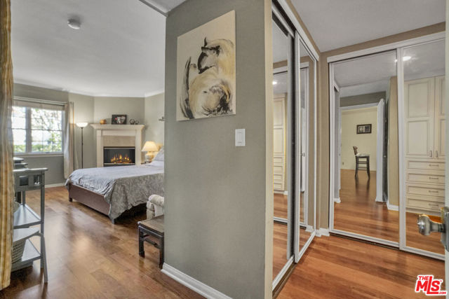 4401 Moorpark Way, Toluca Lake CA: https://media.crmls.org/mediaz/f208b472-1dce-4a29-9120-c5cb9e34af9b.jpg