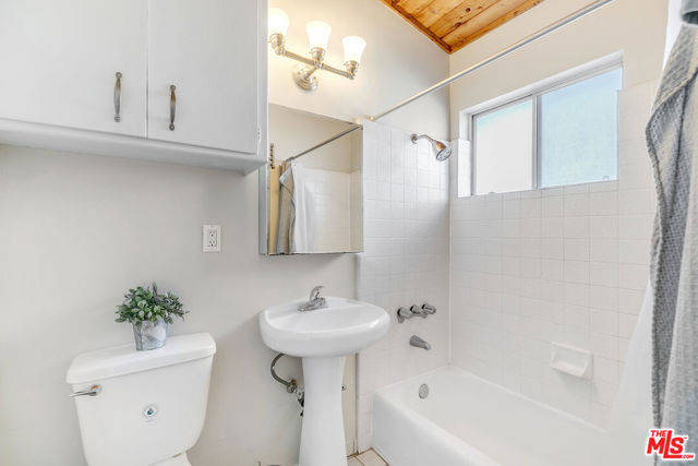 313 Mildred Avenue, Venice CA: https://media.crmls.org/mediaz/f2094f2e-75df-4be3-b869-bb5854b7034e.jpg