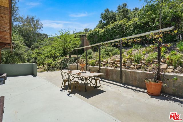 1527 Bainum Drive, Topanga CA: https://media.crmls.org/mediaz/f20a3bf2-18eb-4946-87f8-6ff575bf41a9.jpg