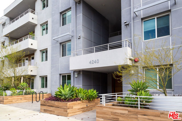 4240 Laurel Canyon Boulevard, Studio City CA: https://media.crmls.org/mediaz/f20b7af2-e2b6-472b-94e4-f502825fc145.jpg