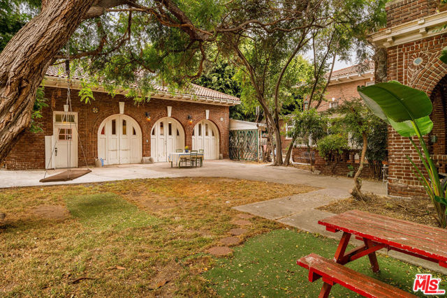1130 Westchester Place, Los Angeles CA: https://media.crmls.org/mediaz/f20c5ee8-2731-4626-9834-1ac1329fb70b.jpg