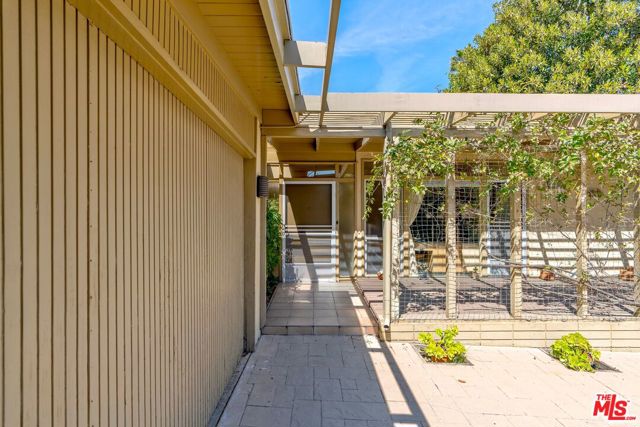 7545 Kimdale Lane, Los Angeles CA: https://media.crmls.org/mediaz/f20c6209-af16-44a1-9010-3413e5c3e1fa.jpg