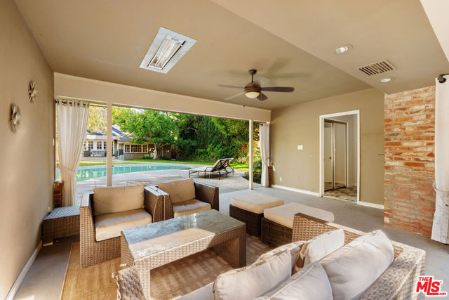 723 N Sierra Drive, Beverly Hills CA: https://media.crmls.org/mediaz/f20f88df-6537-4bae-82bb-94642a3c22b1.jpg