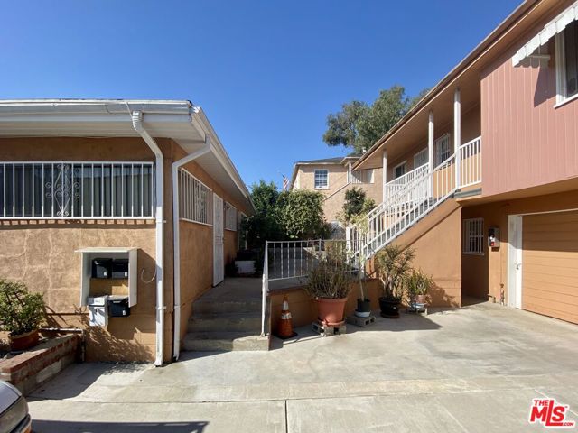 419 La Colina Drive, Inglewood CA: https://media.crmls.org/mediaz/f20fa842-03b5-404c-a132-84874dfa4876.jpg
