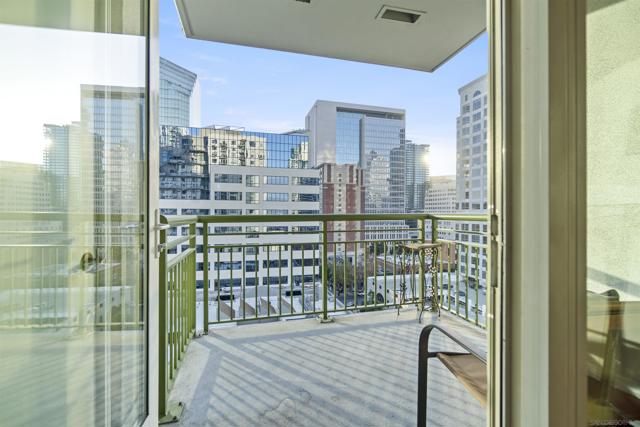 1240 India St, San Diego CA: https://media.crmls.org/mediaz/f211105b-96ef-4229-9c96-5c2019c81270.jpg