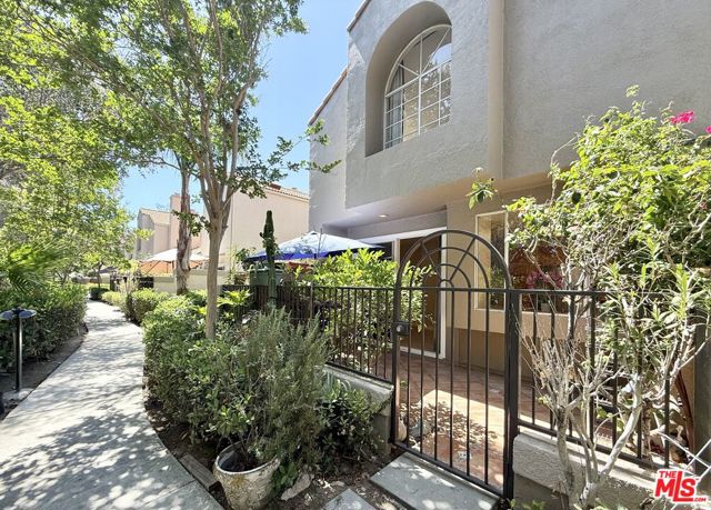 22208 Frontier Place, Chatsworth CA: https://media.crmls.org/mediaz/f212fc52-28ba-45eb-ac9b-319a75969292.jpg