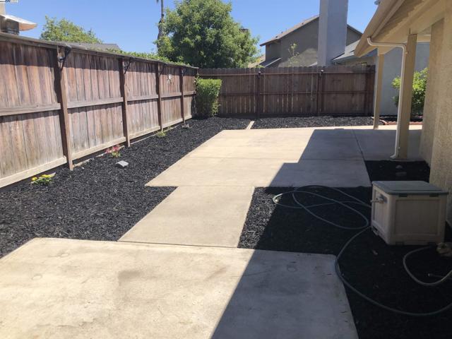 1023 Snowgoose Ln, Manteca CA: https://media.crmls.org/mediaz/f2134621-d280-42fa-b995-a65fe2c508c6.jpg