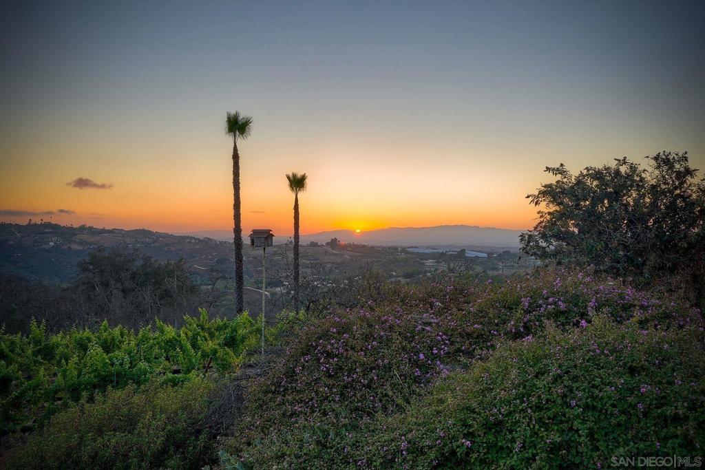 https://media.crmls.org/mediaz/f21563a3-2670-4a64-8a3a-49932716f2c5.jpg?preset=X-Large
